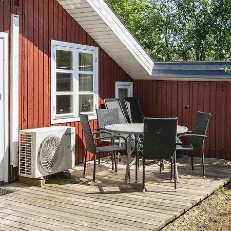 4 Person In Hemmet-by Traum